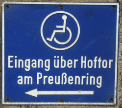 Hinweisschild Behinderteneingang