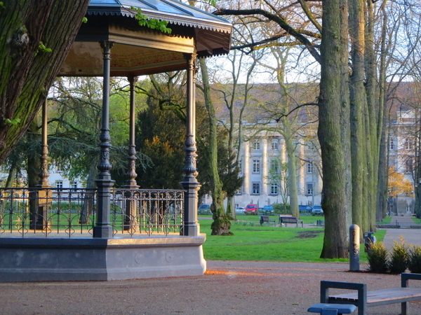 Blick aufs Landgericht - Musikpavillon im Stadtgarten