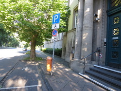 Behindertenparkplatz am Eingangsportal Nordwall